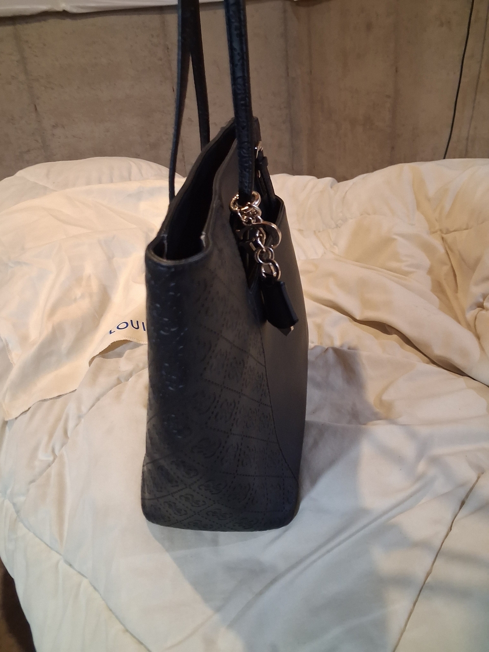 GUESS Los Angeles Black Tote Bag - Sleek Everyday Shoulder Bag - Picture 3 of 5